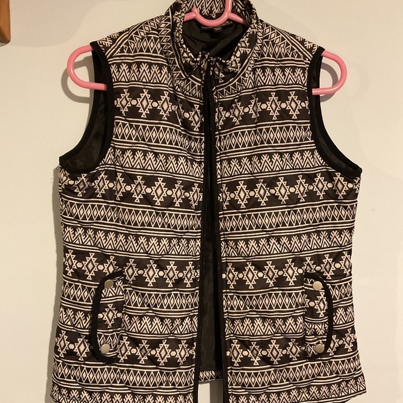JANE ASHLEY QUILTED VEST SIZE SMALL BLACK WHITE GEOMETRIC DESIGN - Picture 1 of 3